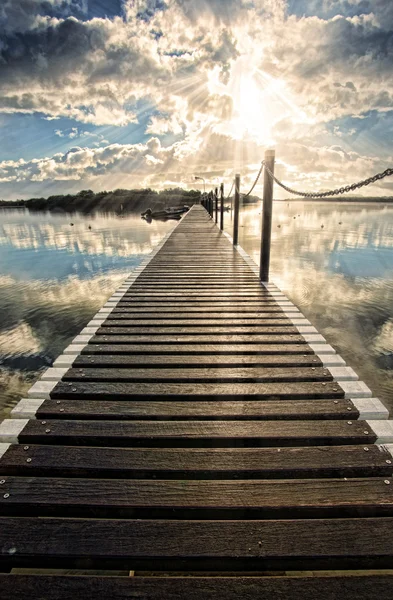 水に長い桟橋 — ストック写真