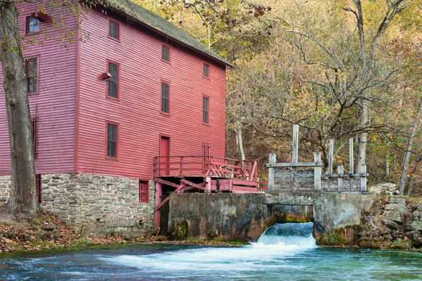 Alej na jaře mill house — Stock fotografie