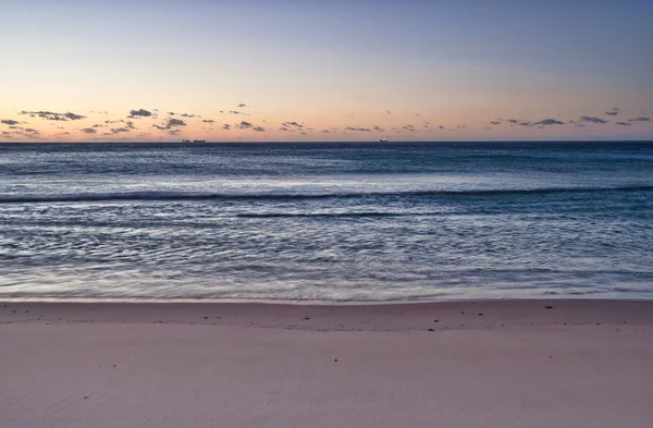 Мирною пляжною sunrise — стокове фото