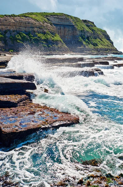 波浪在海岸岩石上 — 图库照片
