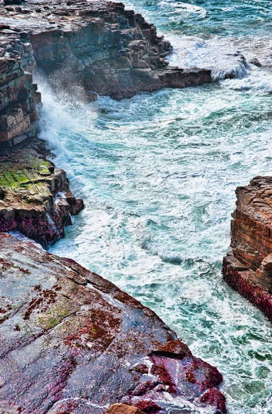 Olas oceánicas sobre rocas — Foto de Stock