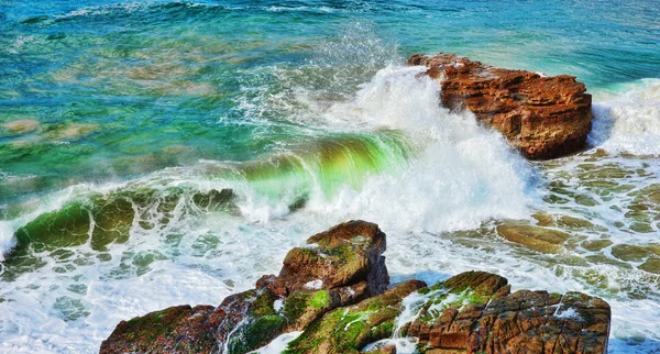 Ondas oceânicas em rochas — Fotografia de Stock
