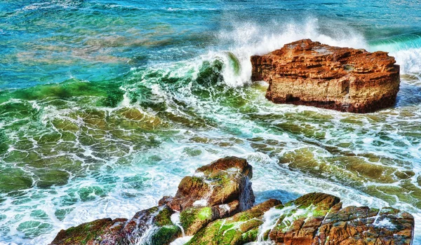 Oceaangolven op rotsen — Stockfoto