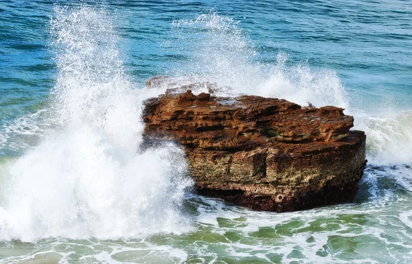 Olas oceánicas sobre rocas — Foto de Stock