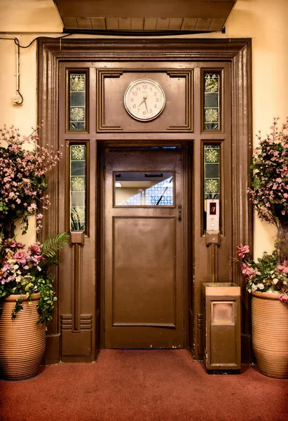 Старая дверь лифта — стоковое фото