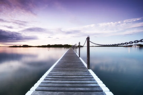 水の向こうのポンツーン桟橋 — ストック写真