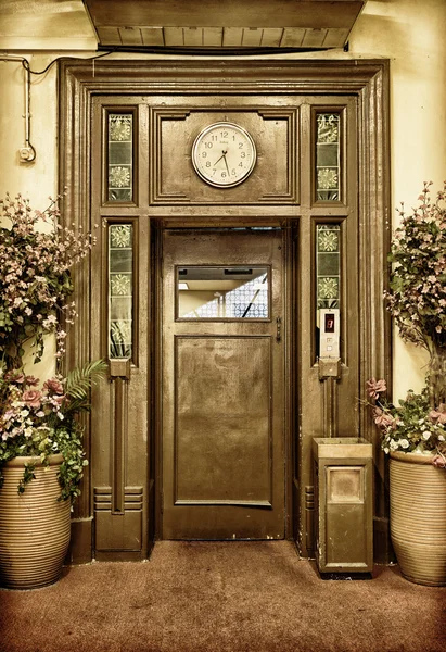 Vecchia porta dell'ascensore — Foto Stock