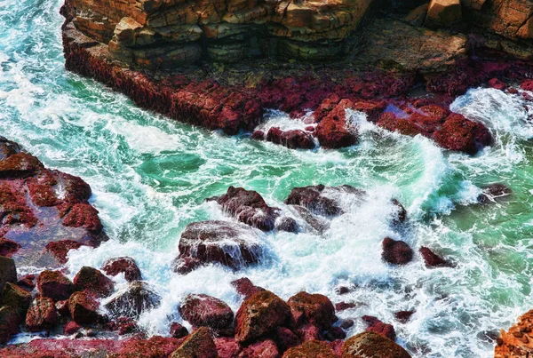 Havsvågor på klippor — Stockfoto