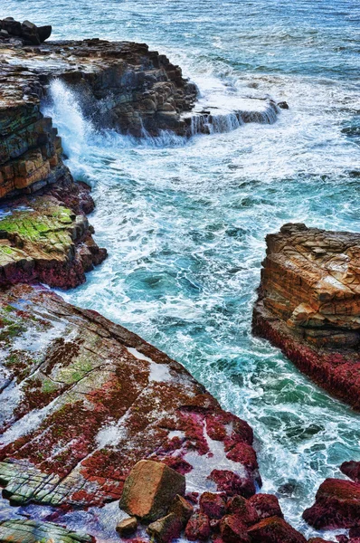 Havsvågor på klippor — Stockfoto
