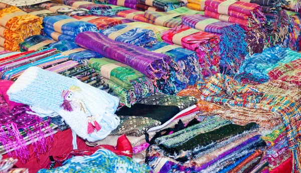 Bufandas y tela en venta — Foto de Stock