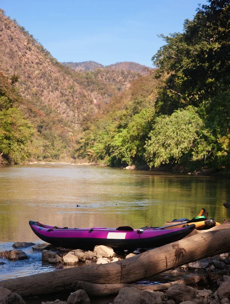 Canoa en el borde de aguas — Foto de Stock