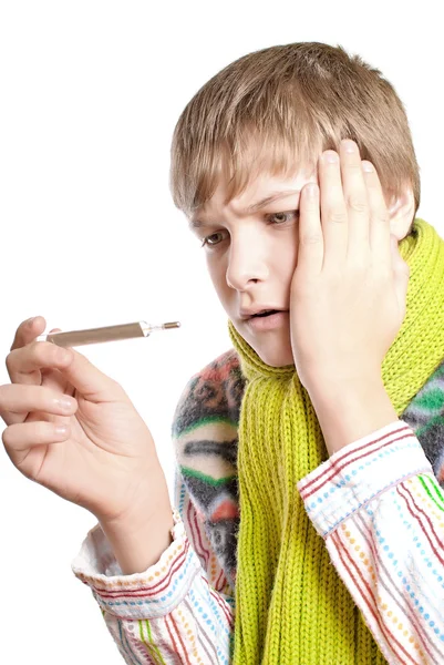 Adolescent temperatur. pojken tog det för dess termometer. — Stockfoto