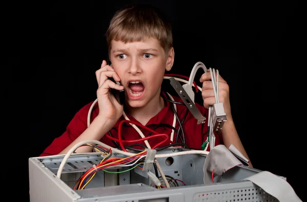 Repare su computadora. Un joven pide apoyo técnico . —  Fotos de Stock