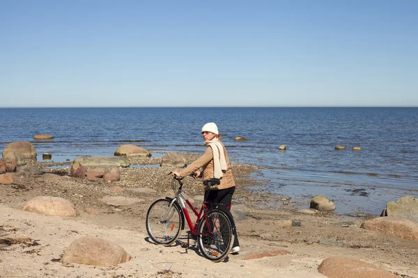 Велогонщик в море . — стоковое фото