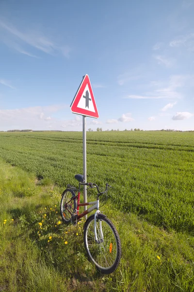 Cycle and road sign. — Stock Photo, Image