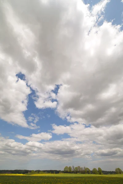 Nubes y tierra. — Foto de Stock