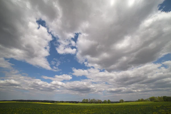 Облака и земля. — стоковое фото