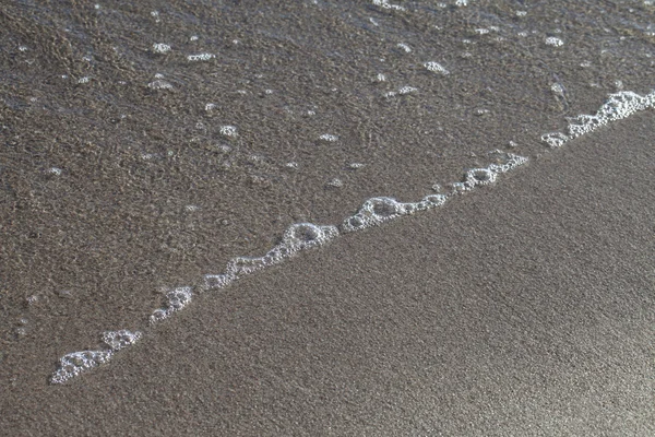 Волна на пляже . — стоковое фото