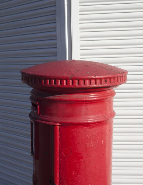 Anglická červená poštovní schránka. — Stock fotografie