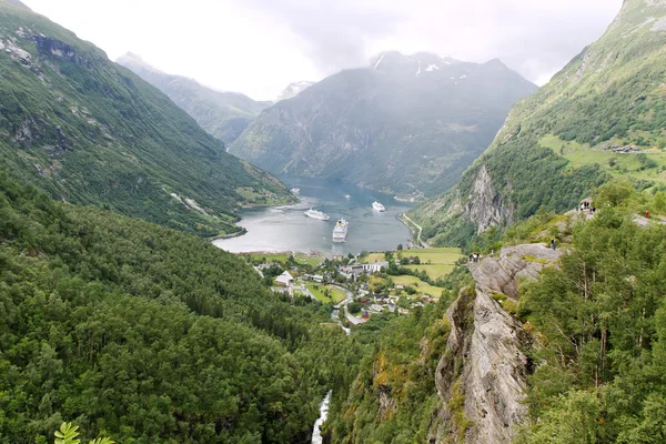 Navires dans le fjord nordique . — Photo