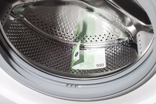 Dinheiro na máquina de lavar roupa  . — Fotografia de Stock