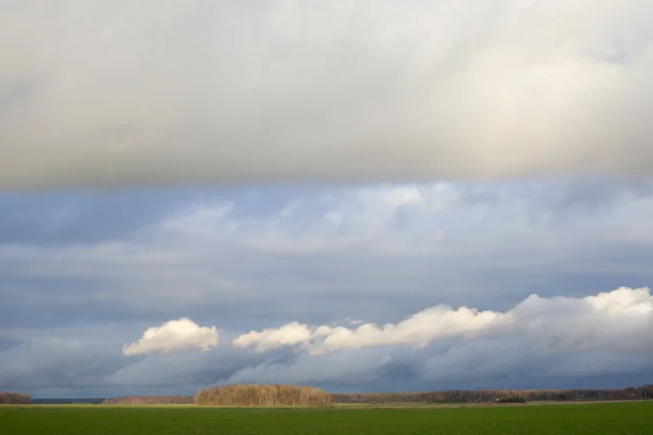 Pozemky a mraky. — Stock fotografie