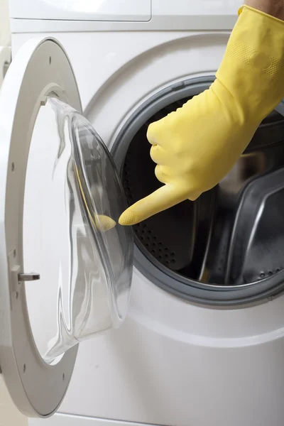 Öppnandet av tvättmaskin. — Stockfoto