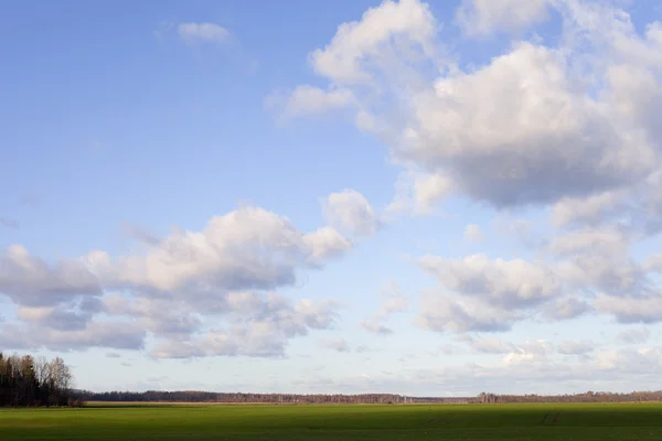 Arazi ve bulutlar. — Stok fotoğraf