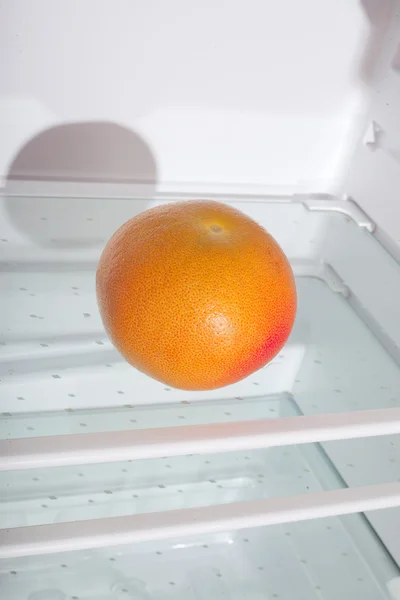 Grapefruit in koelkast. — Stockfoto