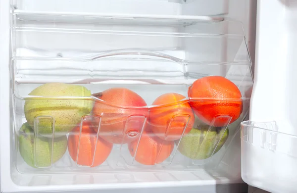 Frukter i kylskåp. — Stockfoto