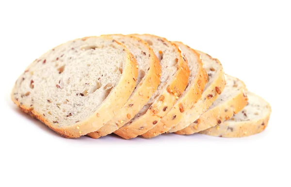 Krojonego chleba z nasion na białym tle. — Zdjęcie stockowe