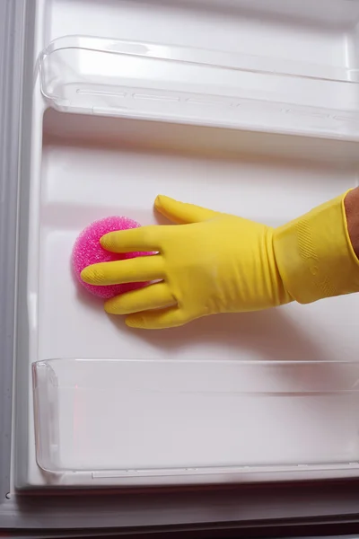Hand schoonmaken koelkast. — Stockfoto