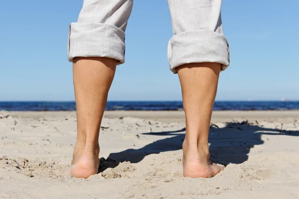 Ноги на пляже . — стоковое фото