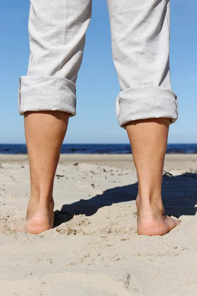 Nohy na pláži. — Stock fotografie