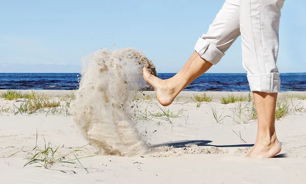 Le gambe calciano la sabbia . — Foto Stock