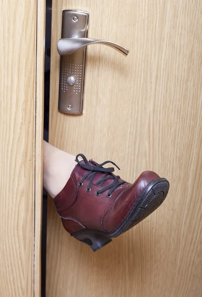 脚とドア. — ストック写真