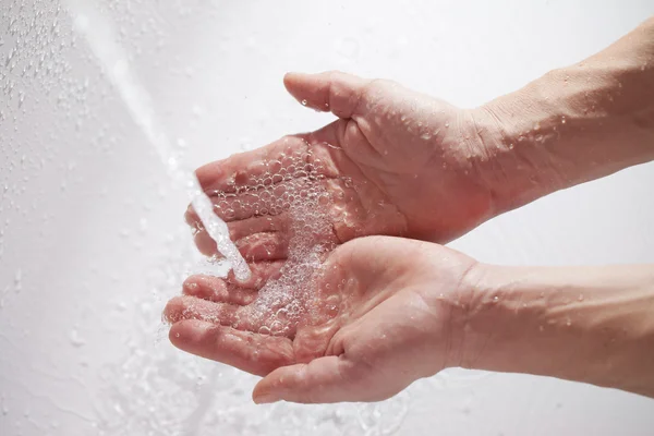 Händer och vatten. — Stockfoto