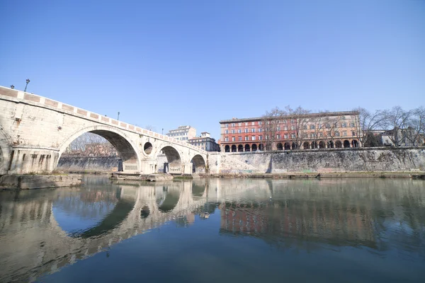 Brug ponte sisto in rome. — Stockfoto
