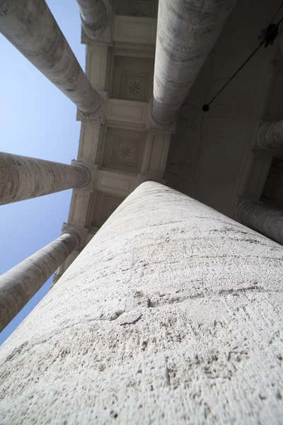 Berninis colonnade i Vatikanen. — Stockfoto