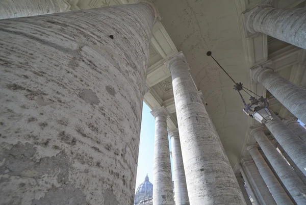 Berninis colonnade i Vatikanen. — Stockfoto
