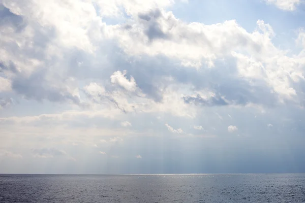 Θάλασσα και τα σύννεφα. — Φωτογραφία Αρχείου
