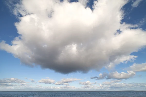 Σύννεφο και θάλασσα. — Φωτογραφία Αρχείου