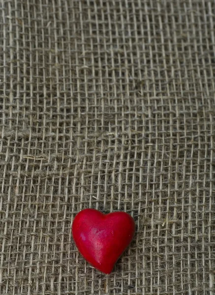 Rött hjärta på duk bakgrunden — Stockfoto