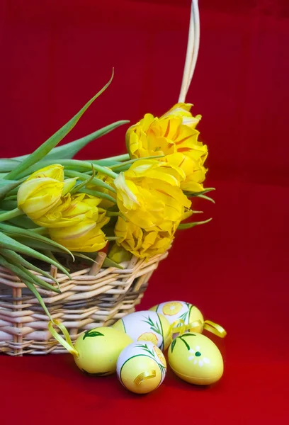 Osterstillleben aus Eiern und Tulpen — Stockfoto