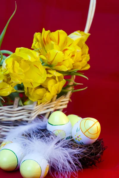 Korg med tulpaner och ägg till påsk. — Stockfoto