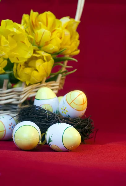 Pasen stilleven van eieren en tulpen — Stockfoto