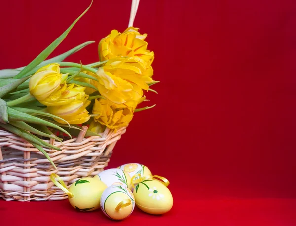 Easter still life of eggs and tulips — Stock Photo, Image