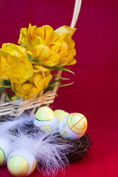 Martwa Wielkanoc jaja i tulipany — Zdjęcie stockowe