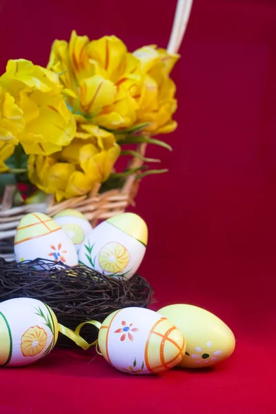 इस्टरसाठी पिवळा टलिप्स आणि अंडी . — स्टॉक फोटो, इमेज