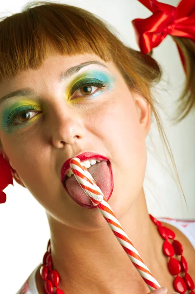 Chica con caramelos rayados — Foto de Stock